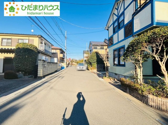 上尾市浅間台4丁目　中古一戸建ての前面道路含む現地写真