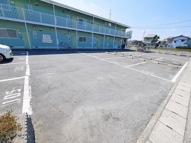 サンヴィレッジの駐車場|駐車場があるので、車を買う予定の方も安心です