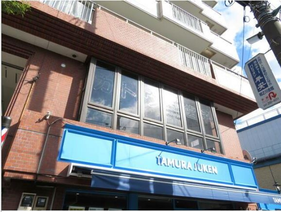 秋山駅前ビルの外観