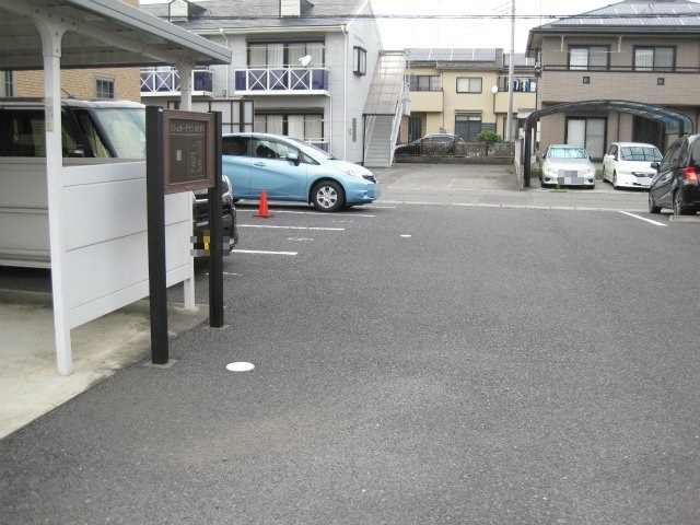ミシェル・クランＥの駐車場