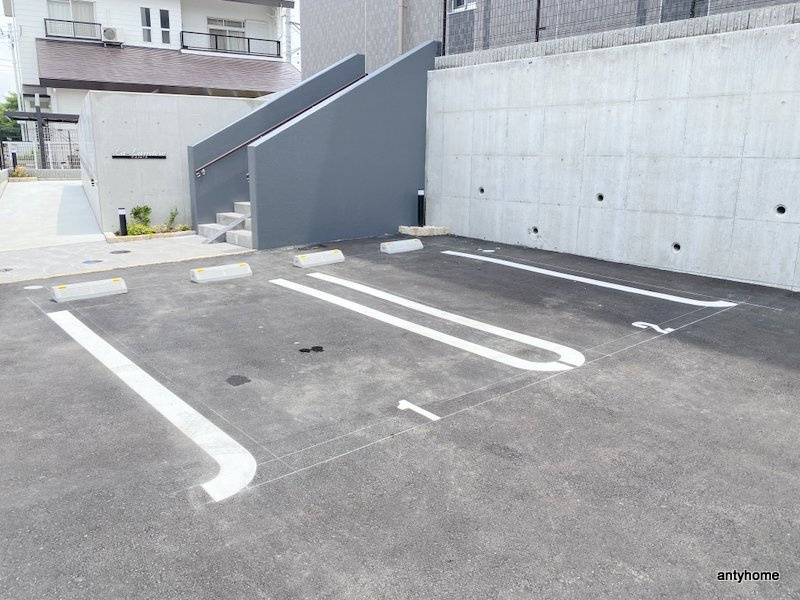 ラ・ルミエールの駐車場