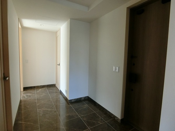 港区三田２丁目の賃貸マンションの玄関