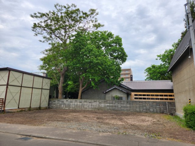 【外観】 | 札幌市豊平区4条13丁目　住居用地 | 南西側道路正面からみた現地。間口がひろい土地です