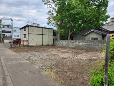 【外観】 | 札幌市豊平区4条13丁目　住居用地 | 道路南側から見た現地