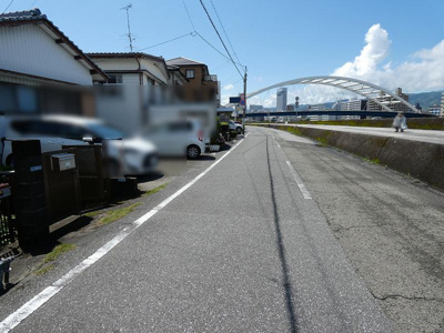 【前面道路含む現地写真】 | 高知市新田町　売り土地　56坪 | 北側接道　鏡川沿い