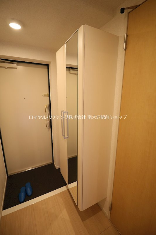 ☆玄関横にはシューズボックス・姿見もあります☆
