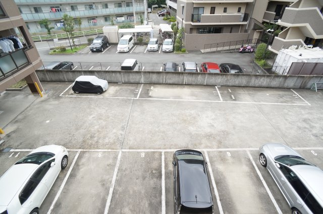 ガーデンヒル宝塚の駐車場