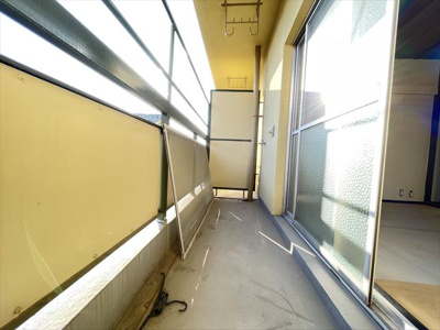 【バルコニー】 | 山本北コーポラス1号 | 外からの目が気にならないバルコニーで洗濯物が干せます