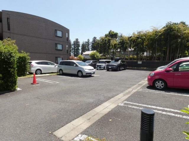【駐車場】 | 敷地内駐車場も空いており、1台6,000円です。