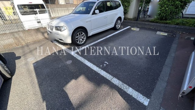 レオパレスプリーマグリュックの駐車場