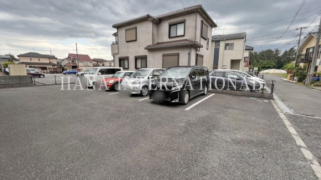 レオパレスBLOOMINGの駐車場