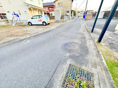 【前面道路含む現地写真】 | 【沖田町】売地　車両基地駅まで歩いて9分 | 前面道路は交通量少なく安心です♪