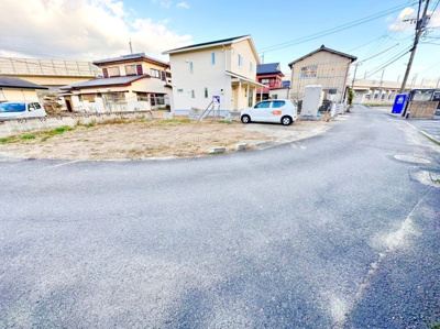 【前面道路含む現地写真】 | 【沖田町】売地　車両基地駅まで歩いて9分 | 自販機も近くにありますね！