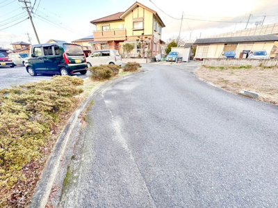 【前面道路含む現地写真】 | 【沖田町】売地　車両基地駅まで歩いて9分 | 前面道路挟んだ向かい側はアパートの駐車場になります(^^)
