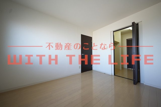 セントラーザ上津【キャッシュバック対象物件】の内装|明るい色調の室内です