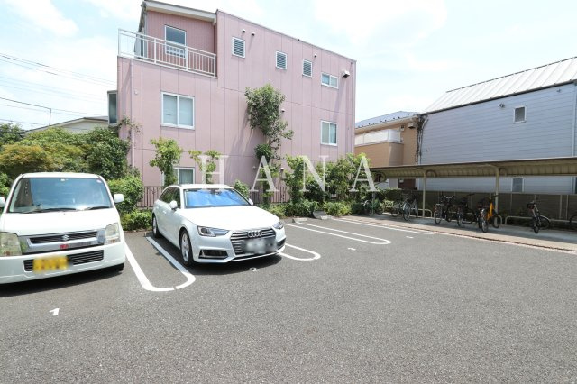 カーサ若松の駐車場