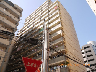 【外観】 | 外観タイル張りのSＲＣ造。重厚感あるモダンな建物です。