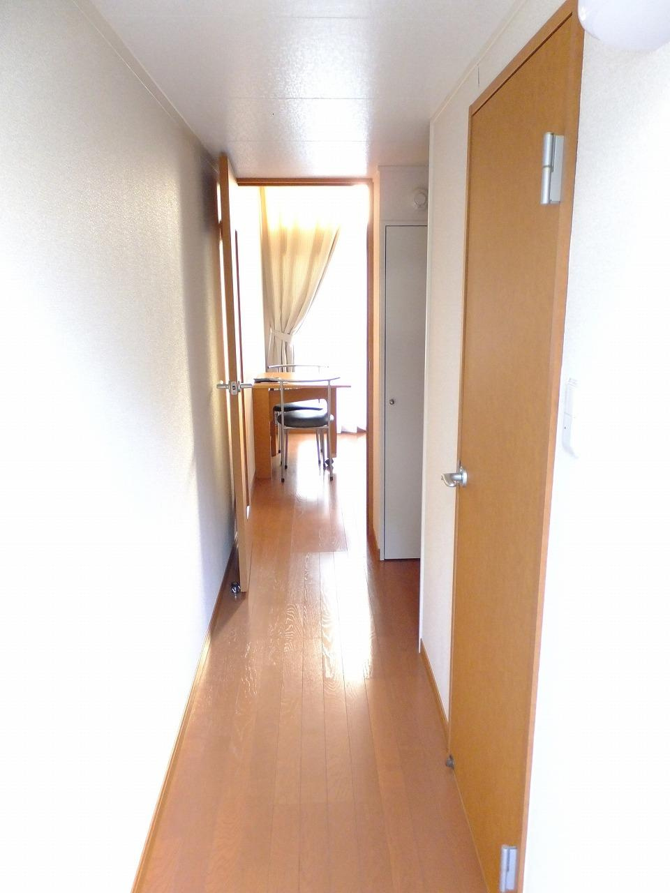 レオパレスフォンティーヌ囲護台の玄関