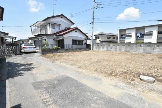 鴻巣市大間　売地の前面道路含む現地写真