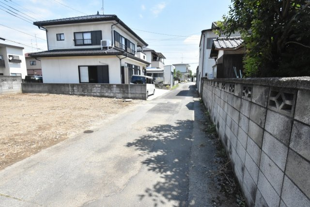 鴻巣市大間　売地の前面道路含む現地写真