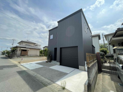  | 深谷市上柴町東戸建分譲フルクラシル | ブラックの外壁とブラウンの玄関扉のコントラストが映える一邸