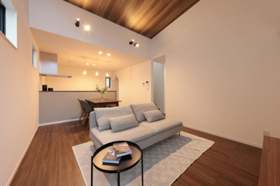  | 深谷市上柴町東戸建分譲フルクラシル | 勾配天井で解放感や明るさを感じられます。また勾配天井には木目のクロスをあしらいデザイン性を持たせました◎