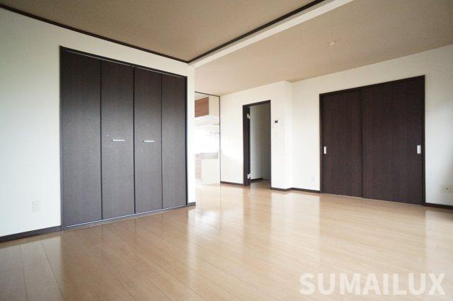 熊本市南区近見４丁目の賃貸マンションの居間・リビング