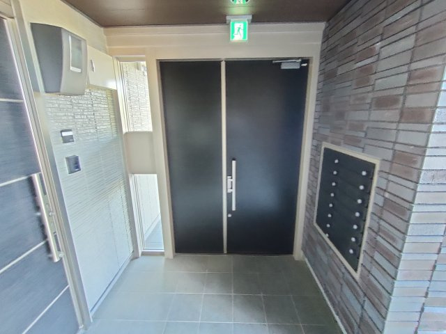 フォレナⅡのエントランス|建物の内部です