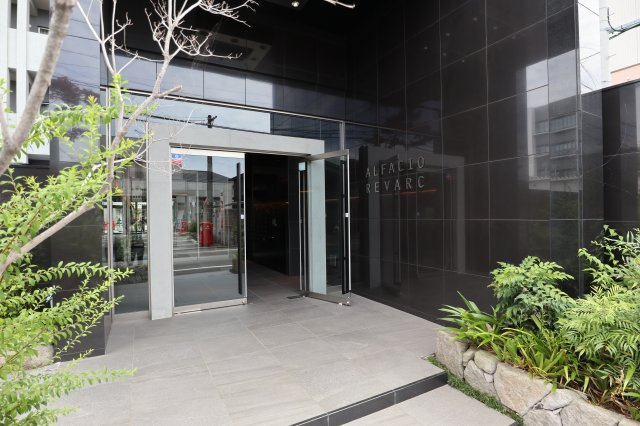 ALFACIO　REVARC　7階のエントランス