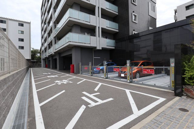 ALFACIO　REVARC　7階の駐車場