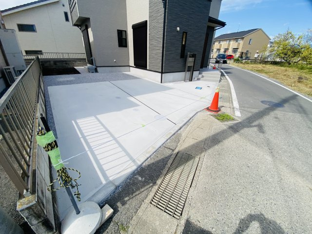 新築　高崎市上小鳥町　Blooming Garden　1号棟の駐車場|現地写真　駐車スペースは建物南東側に並列2台分可能です！