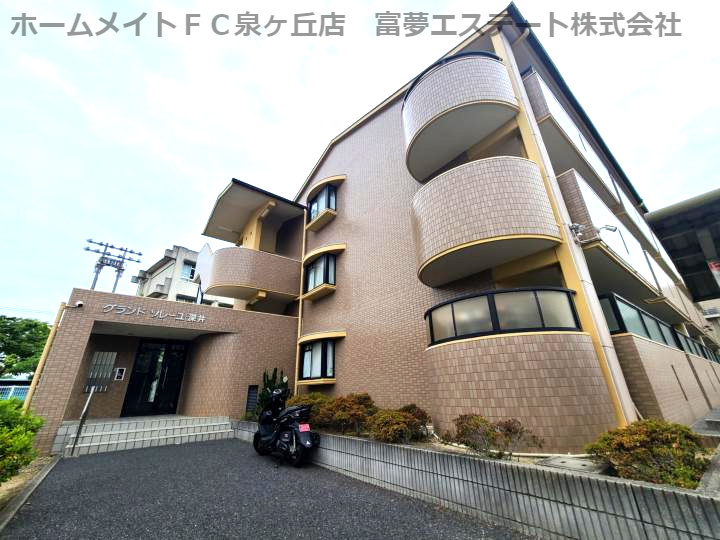 グランドソレーユ深井のエントランス