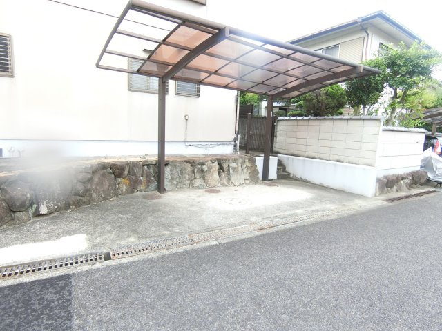 赤坂台5丁貸家の駐車場