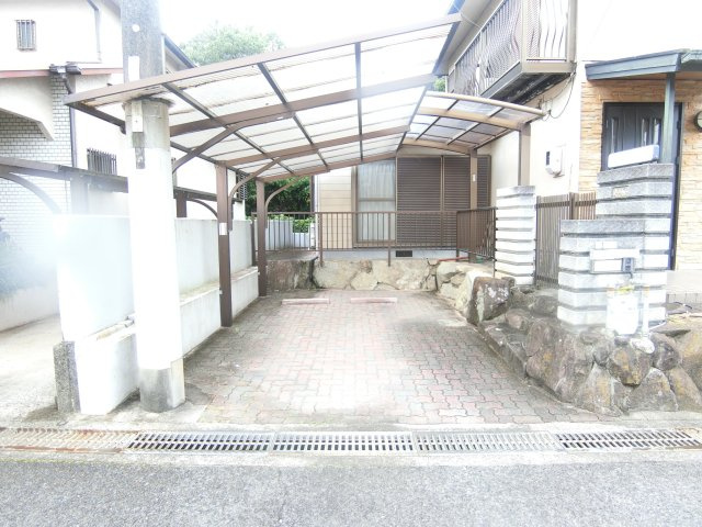 赤坂台5丁貸家の駐車場