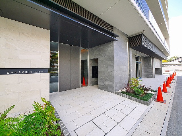 サンスクリット西大寺のエントランス