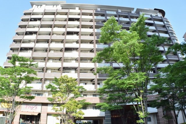ロイヤルパークス桃坂の外観