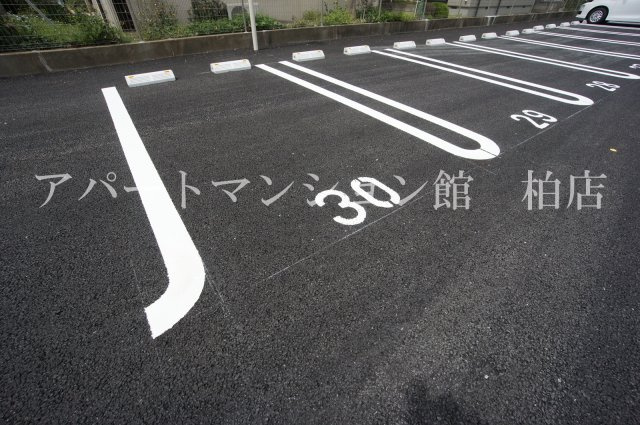 BLESSHOUSE柏西町Dの駐車場