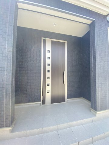 【玄関】 | 南区城南町舞原 | ☆屋根付きの玄関ポーチ☆雨の日には水滴を落としてお家に入ることができます☆