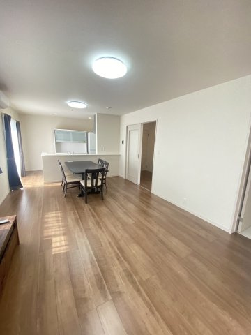 【居間・リビング】 | 南区城南町舞原 | ☆16帖のLDK☆南側に大きな窓がついており採光良好です☆