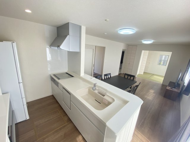 【キッチン】 | 南区城南町舞原 | ☆対面式のシステムキッチン☆家事をしながらお子様の様子を確認できます☆