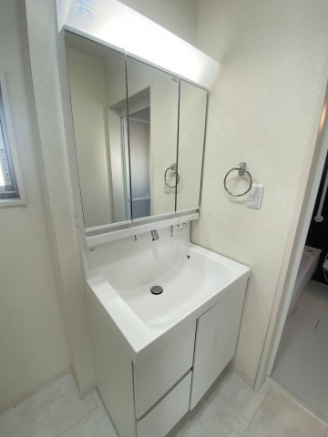 【独立洗面台】 | 南区城南町舞原 | ☆三面鏡付きの独立洗面台☆鏡裏に収納スペースがあります☆洗面台周りをスッキリ保つことができますね☆