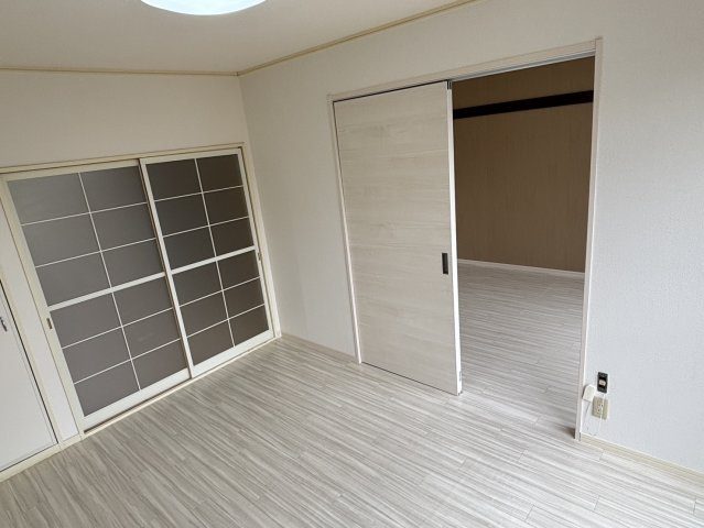 グリーンの洋室
