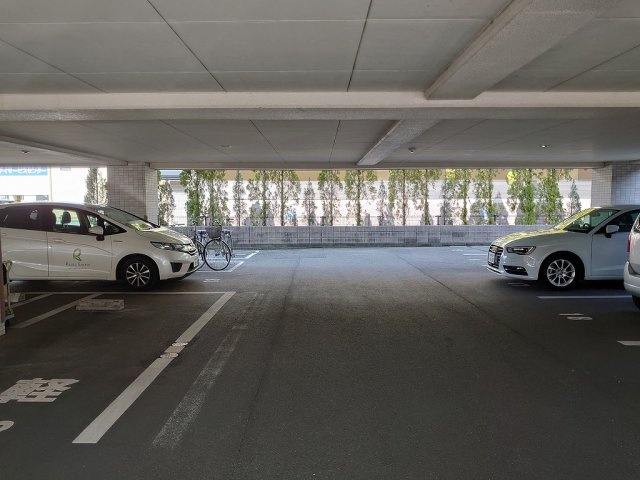 ブランドルフの駐車場