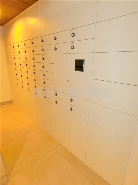 WING　TERRACEウイングテラス大鳥居のエントランス|宅配BOX