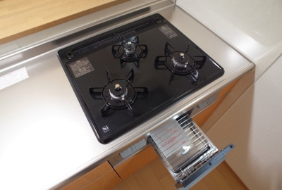 【設備】 | エレア―ジュ西明石駅前Ⅱ | グリル付き三口ガスコンロ