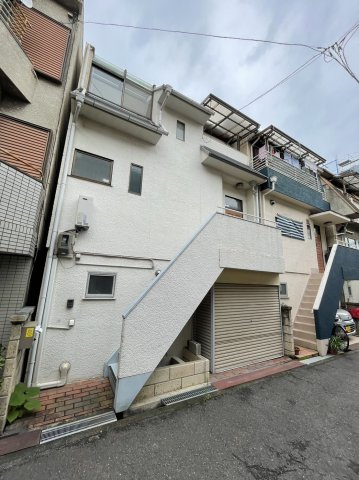 城東区今福南１丁目中古戸建の外観|○シャッター付駐車場有
●周辺住環境良好
○天窓ありのこだわり住宅