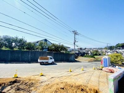 【外観】 | ☆南西道路４５坪整形地！陽当たり風通し良好☆建築条件なし売地／藤沢市長後 | 【区画②】宅地からの展望です。周辺には高い建物がなく、物件自体も道路面より高いので青空の映える眺望となり、陽当たり・風通しも良好な暮らしやすい環境です♪