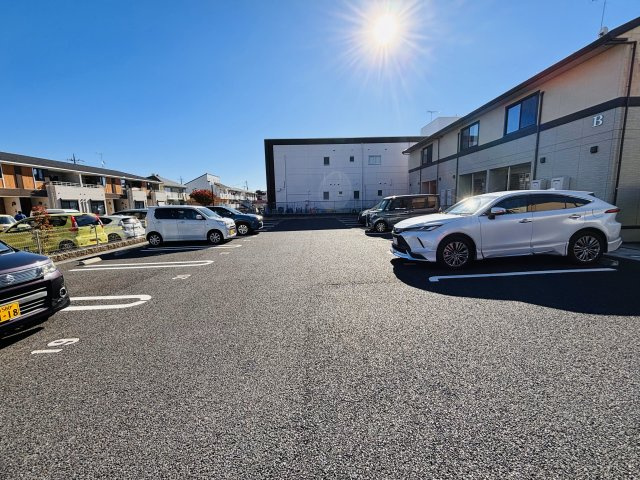 フローラ・ウィルBの駐車場