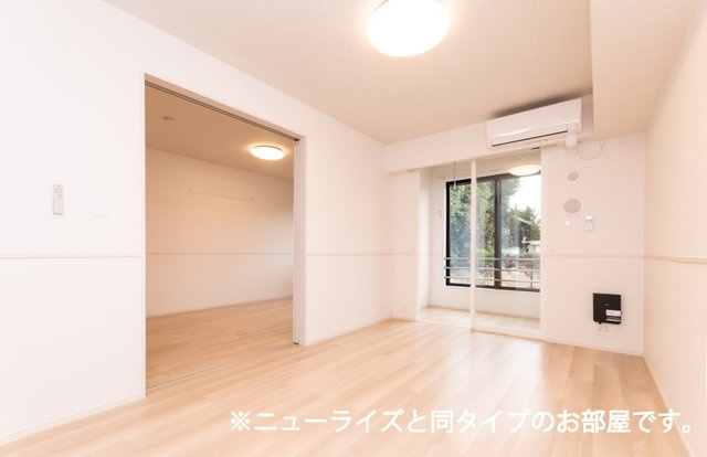 アルカンシエル　Ⅱの居間・リビング|こちらのリビングで趣味の時間をお楽しみください