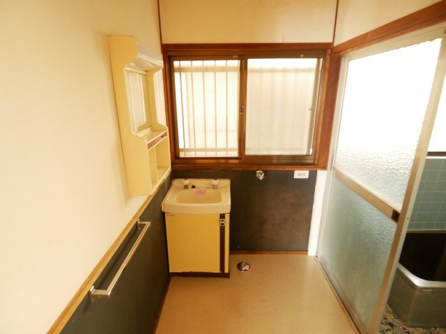坂井貸家の洗面所|忙しい朝には欠かせない洗面所です